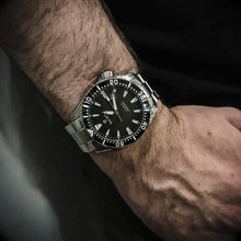 Load image into Gallery viewer, The Racer Black